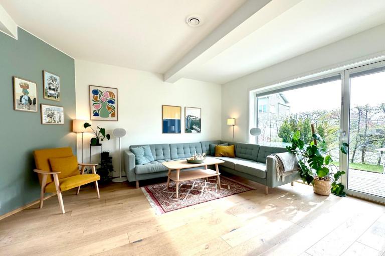 Stue med utgang til markterrasse på forsiden av huset